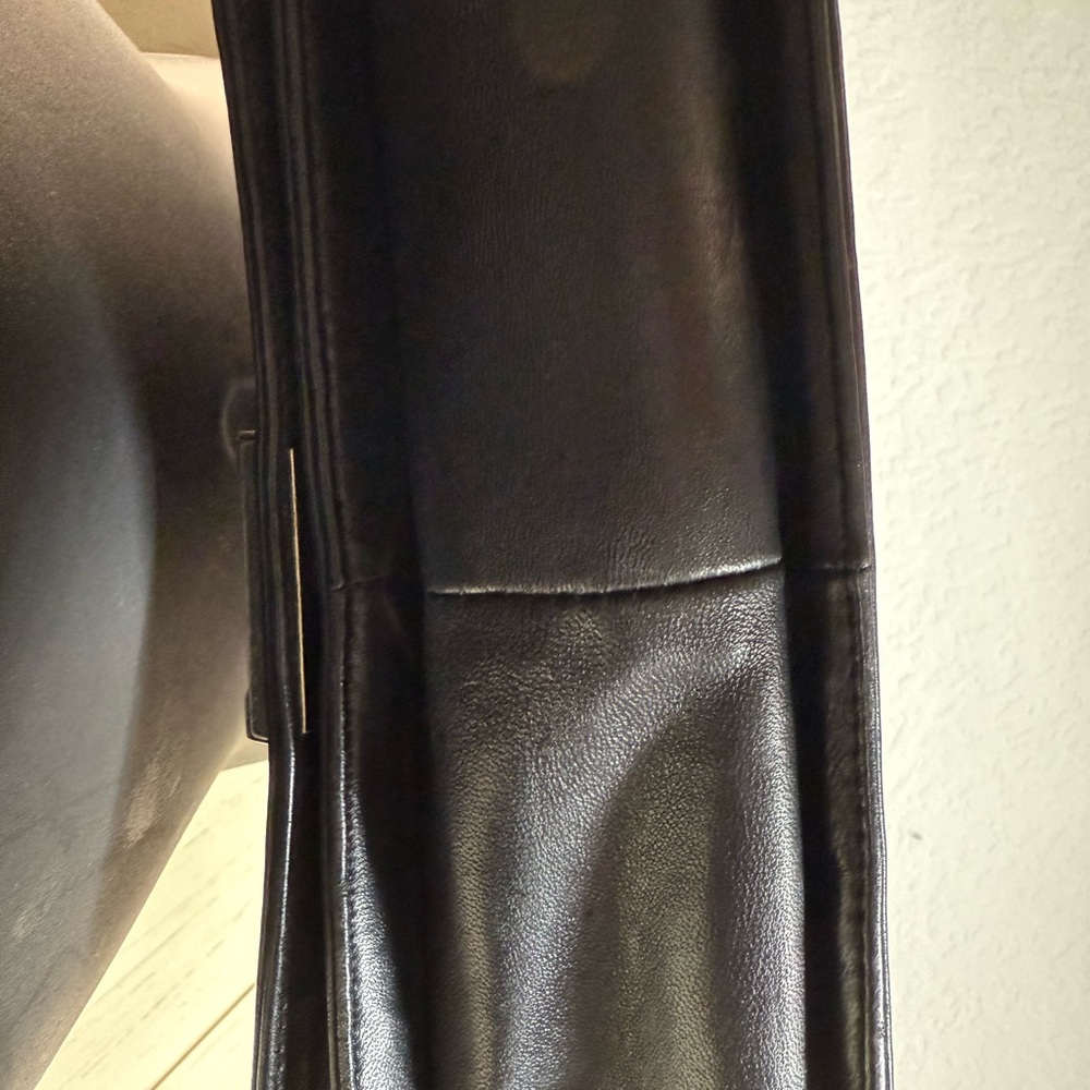 Chanel Black Crossbody Bag with Iconic Quilting - Picture 3 of 14